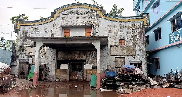 এক সময়ের জমজমাট সিনেমা হল এখন ভাঙ্গারীর দোকান